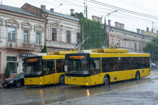 CHERNIVTSI, UKRAINE - Haziran 08, 2021. Trolleybuses Dnipro T203 (MAZ) # 387 ve 388 numaralı araçlar Chernivtsi sokaklarında yolcularla birlikte seyahat ediyor.