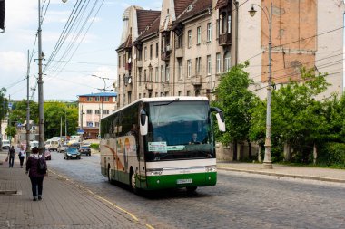 CHERNIVTSI, UKRAINE - 10 Haziran 2021. Van Hool T915 otobüsü Chernivtsi sokaklarında yolcularla yolculuk ediyor..