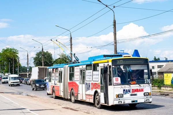 CHERNIVTSI, UKRAINE - 10 Haziran 2021. Trolleybus Skoda 15Tr # 376 (eski. Kosice # 1017) Chernivtsi sokaklarında yolcularla at sürüyor..
