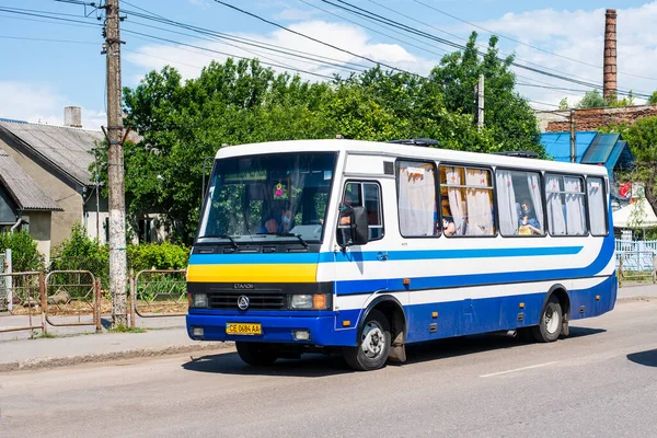 CHERNIVTSI, UKRAINE - 10 Haziran 2021. Etalon A079 otobüsü Chernivtsi sokaklarında yolcularla yolculuk ediyor..