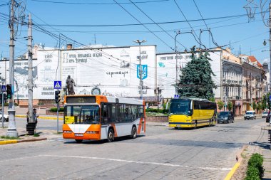 CHERNIVTSI, UKRAINE - 12 Haziran 2021. Neoplan N4009 ve Bova Magiq MHD 148-460 otobüsleri Chernivtsi sokaklarında yolcularla yolculuk ediyor..