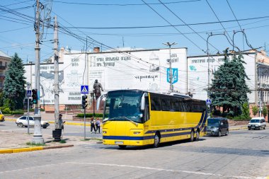 CHERNIVTSI, UKRAINE - 12 Haziran 2021. Bova Magiq MHD 148-460 numaralı otobüs Chernivtsi sokaklarında yolcularla yolculuk ediyor..