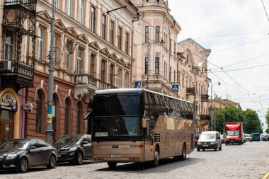 CHERNIVTSI, UKRAINE - 17 Haziran 2021. Chernivtsi sokaklarında yolcu taşıyan otobüs..