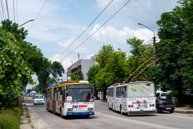 CHERNIVTSI, UKRAINE - 17 Haziran 2021. Trolleybuses Skoda 15Tr #381 (ex. Zlin # 365) ve # 375 (eski. Zlin # 366) Chernivtsi sokaklarında yolcularla at sürüyor..