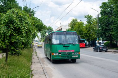 CHERNIVTSI, UKRAINE - 17 Haziran 2021. Mercedes-Benz O112 otobüsü Chernivtsi sokaklarında yolcularla yolculuk ediyor..