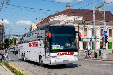CHERNIVTSI, UKRAINE - 22 Haziran 2021. Van Hool T917 otobüsü Chernivtsi sokaklarında yolcularla yolculuk ediyor..