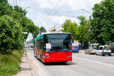 CHERNIVTSI, UKRAINE - 17 Haziran 2021. Trolleybus Hess SwissTrolley 2 # 390 (eski. Biel # 81) Chernivtsi sokaklarında yolcularla at sürüyor..