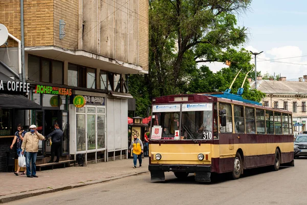 Чернивци Украина Июня 2021 Года Троллейбус Skoda 14Tr 310 Пассажирами — стоковое фото