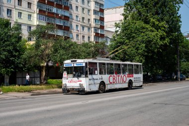 CHERNIVTSI, UKRAINE - 24 Haziran 2021. Trolleybus Skoda 14Tr # 324 (eski. Kyiv # 415) Chernivtsi sokaklarında yolcularla at sürüyor..