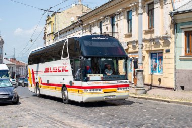 CHERNIVTSI, UKRAINE - 24 Haziran 2021. Neoplan N516 otobüsü Chernivtsi sokaklarında yolcularla yolculuk ediyor..