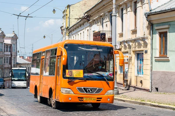 CHERNIVTSI, UKRAINE - 24 Haziran 2021. Şaolin otobüsü SLG6720 Chernivtsi sokaklarında yolcularla yolculuk ediyor..