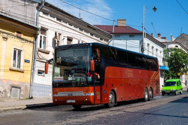 CHERNIVTSI, UKRAINE - 1 Temmuz 2021. Van Hool T917 otobüsü Chernivtsi sokaklarında yolcularla yolculuk ediyor..