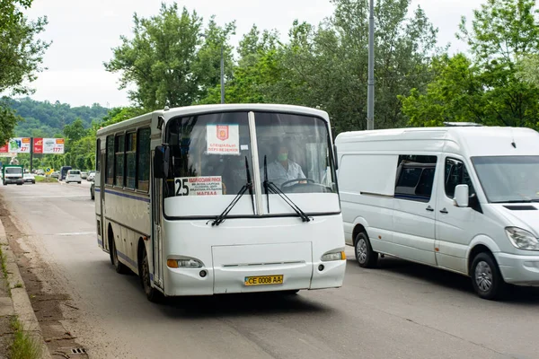 Chernivtsi Ukraine Temmuz 2021 Paz 4230 Otobüsü Chernivtsi Sokaklarında Yolcularla — Stok fotoğraf