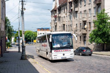 CHERNIVTSI, UKRAINE - 2003, 2021. Mercedes-Benz O350 otobüsü Chernivtsi sokaklarında yolcularla yolculuk ediyor..