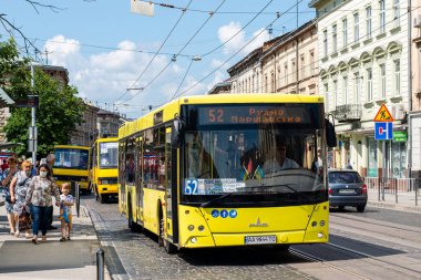 LVIV, UKRAINE - 7 Temmuz 2021. MAZ-203 otobüsü Lviv caddelerinde yolcularla yolculuk ediyor..