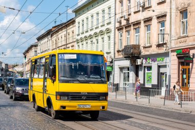 LVIV, UKRAINE - 7 Temmuz 2021. BaZ-A079 otobüsü Lviv caddelerinde yolcularla yolculuk ediyor..