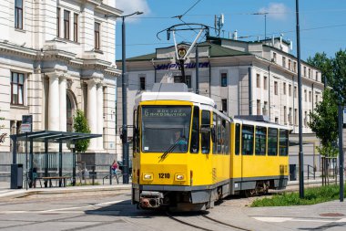 LVIV, UKRAINE - 7 Temmuz 2021. Tram Tatra KT4DM #1210 (ex. Berlin # 6054) Lviv sokaklarında yolcularla at sürüyor..