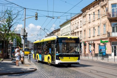 LVIV, UKRAINE - 7 Temmuz 2021. Trolleybus Electron T191 # 129 Lviv sokaklarında yolcularla birlikte.