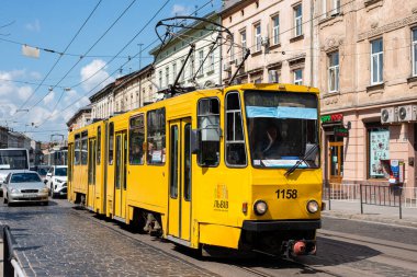 LVIV, UKRAINE - 7 Temmuz 2021. Tram Tatra KT4D #1158 (ex. Erfurt # 455) Lviv sokaklarında yolcularla at sürüyor.