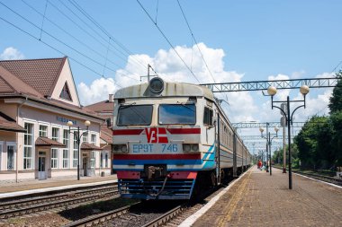 LVIV, UKRAINE - 7 Temmuz 2021. ER9T-746 treni Lviv 'de..