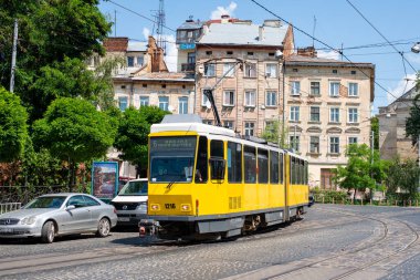 LVIV, UKRAINE - 7 Temmuz 2021. Tram Tatra KT4DM #1216 (ex. Berlin # 6084) Lviv sokaklarında yolcularla at sürüyor..