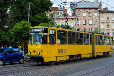 LVIV, UKRAINE - 7 Temmuz 2021. Tram Tatra KT4SU # 1061 Lviv sokaklarında yolcularla birlikte.