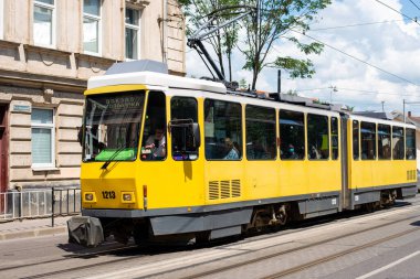 LVIV, UKRAINE - 7 Temmuz 2021. Tram Tatra KT4DM # 1213 (eski. Berlin # 6062) Lviv caddelerinde yolcularla at sürüyor..