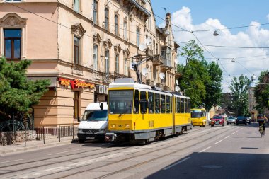 LVIV, UKRAINE - 7 Temmuz 2021. Tram Tatra KT4DM # 1217 (eski. Berlin # 6107) Lviv sokaklarında yolcularla at sürüyor.