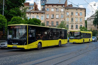 LVIV, UKRAINE - 7 Temmuz 2021. Elektron A185 ve MAZ-203 otobüsleri Lviv caddelerinde yolcularla yolculuk ediyor..