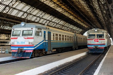 LVIV, UKRAINE - 7 Temmuz 2021. Lviv 'de ER9M-554 ve ER9T-746 trenleri.