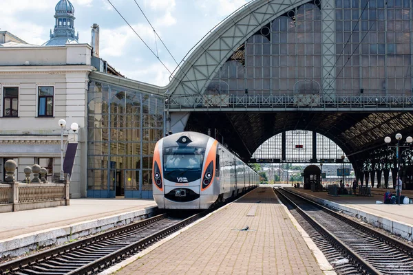 LVIV, UKRAINE - 7 Temmuz 2021. Lviv 'de HRCS2-009 (Hyundai) Treni.