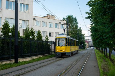 LVIV, UKRAINE - 7 Temmuz 2021. Tram Tatra KT4DM # 1213 (eski. Berlin # 6062) Lviv caddelerinde yolcularla at sürüyor..