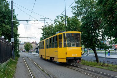 LVIV, UKRAINE - 7 Temmuz 2021. Tramvay Tatra KT4SU # 1138 Lviv sokaklarında yolcularla birlikte.