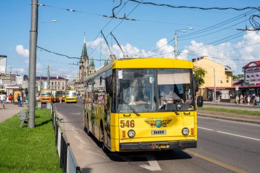 LVIV, UKRAINE - 7 Temmuz 2021. Trolleybus Skoda 14Tr # 546 Lviv sokaklarında yolcularla birlikte.