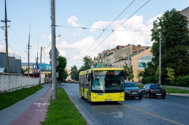 LVIV, UKRAINE - 7 Temmuz 2021. MAZ-203 otobüsü Lviv caddelerinde yolcularla yolculuk ediyor..