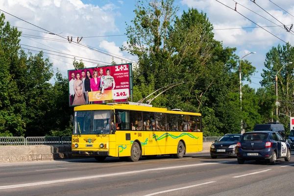 Lviv เครน กรกฎาคม 2021 Trolybus Skoda 14Tr 546 โดยสารในถนนของ Lviv — ภาพถ่ายสต็อก