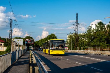 LVIV, UKRAINE - 7 Temmuz 2021. LAZ A191 otobüsü Lviv caddelerinde yolcularla yolculuk ediyor..