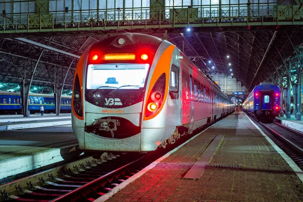 LVIV, UKRAINE - 7 Temmuz 2021. Lviv 'de HRCS2-004 (Hyundai) Treni.