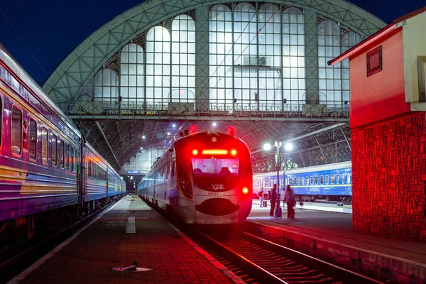 LVIV, UKRAINE - 7 Temmuz 2021. Lviv 'de HRCS2-004 (Hyundai) Treni.