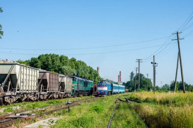 CHERNIVTSI, UKRAINE - 08 Temmuz 2021. DPL1-004 treni ve 2M62-1114 lokomotifi Chernivtsi sokaklarında yolcularla yolculuk ediyor..