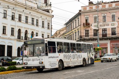 CHERNIVTSI, UKRAINE 19 Temmuz 2021. Trolleybus Skoda 14Tr # 366 (eski. Brno # 3247) Chernivtsi sokaklarında yolcularla at sürüyor..