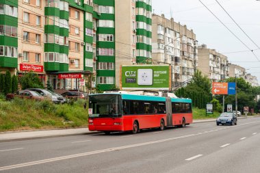 CHERNIVTSI, UKRAINE 19 Temmuz 2021. Trolleybus Hess SwissTrolley 2 # 398 Chernivtsi sokaklarında yolcularla geziyor..