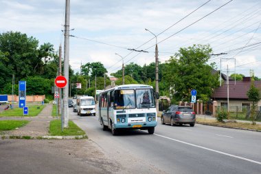 CHERNIVTSI, UKRAINE - 23 Temmuz 2021. PAZ-4234 ve Mercedes-Benz Vario O815 otobüsleri Chernivtsi sokaklarında yolcularla yolculuk ediyor..