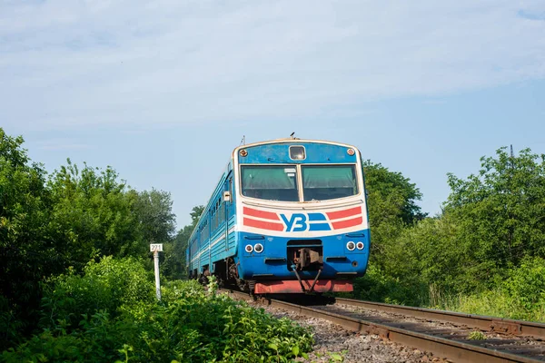 CHERNIVTSI, UKRAINE - 26 Temmuz 2021. DPL1-004 treni ve 2M62-1114 lokomotifi Chernivtsi sokaklarında yolcularla yolculuk ediyor..