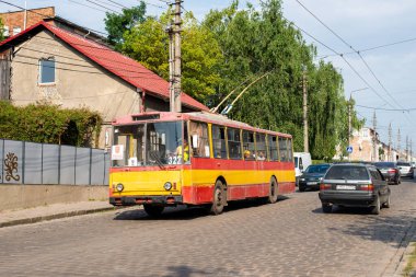 CHERNIVTSI, UKRAINE - 27 Temmuz 2021. Trolleybus Skoda 14Tr # 322 (eski. Kyiv # 413) Chernivtsi sokaklarında yolcularla at sürüyor..