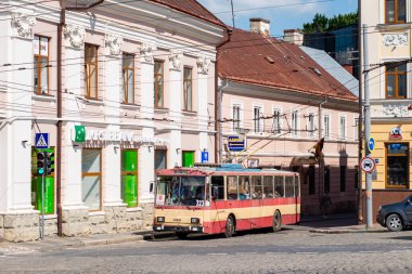 CHERNIVTSI, UKRAINE - 02 Ağustos 2021. Trolleybus Skoda 14Tr # 323 (eski. Kyiv # 414) Chernivtsi sokaklarında yolcularla at sürüyor..