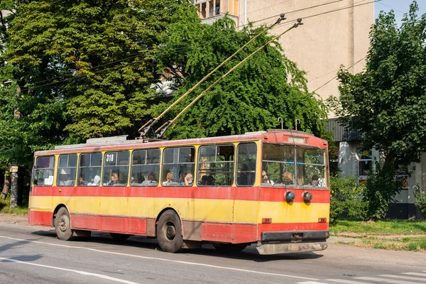 Cherniwtsi Ukraina Lipca 2021 Trolleybus Skoda 14Tr 318 Jazda Pasażerami — Zdjęcie stockowe