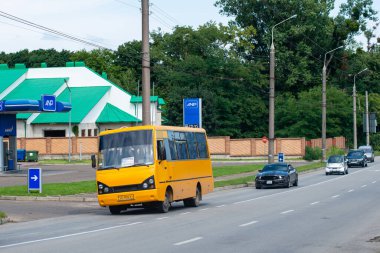 CHERNIVTSI, UKRAINE - 09 Ağustos 2021. I-VAN A07 otobüsü Chernivtsi sokaklarında yolcularla yolculuk ediyor..
