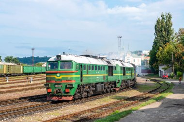 CHERNIVTSI, UKRAINE - 09 Ağustos 2021. Chernivtsi 'de Lokomotif 2M62u-0077.