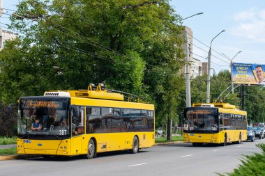 CHERNIVTSI, UKRAINE - 26 Ağustos 2021. Trolleybuses Dnipro T203 (MAZ) # 387 ve 384 numaralı otobüsler Chernivtsi sokaklarında yolcularla birlikte seyahat ediyor.